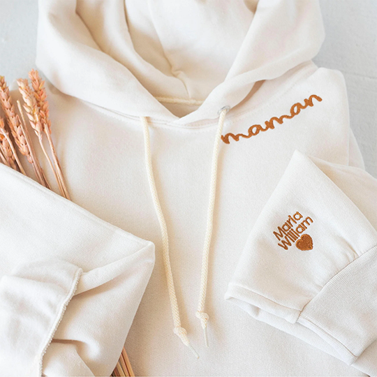 Zwart dames sweatshirt 'MOM' met witte print, een comfortabel en liefdevol geschenk.
