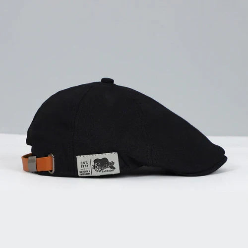 Klassieke heren baret gedragen, een tijdloos hoofddeksel en stijlvol modeaccessoire.