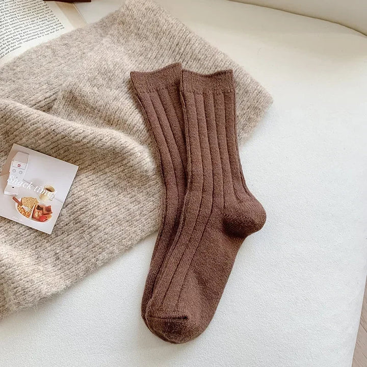 Zwarte luxe warme dames wintersokken, comfortabel en essentieel voor de winter.