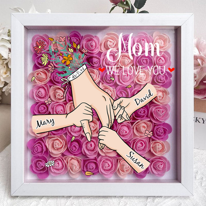 Close-up van schaduwbox met uitgesneden namen, een liefdevol en gepersonaliseerd geschenk.