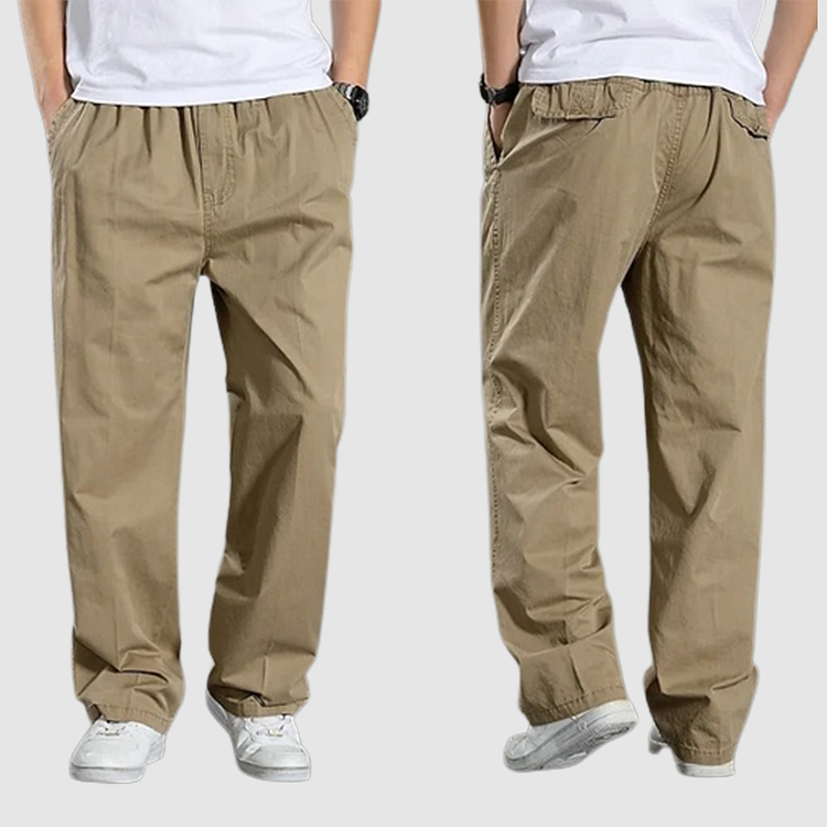Man draagt een khaki heren cargobroek met elastische taille, staand vooraanzicht en achteraanzicht tegen een effen achtergron