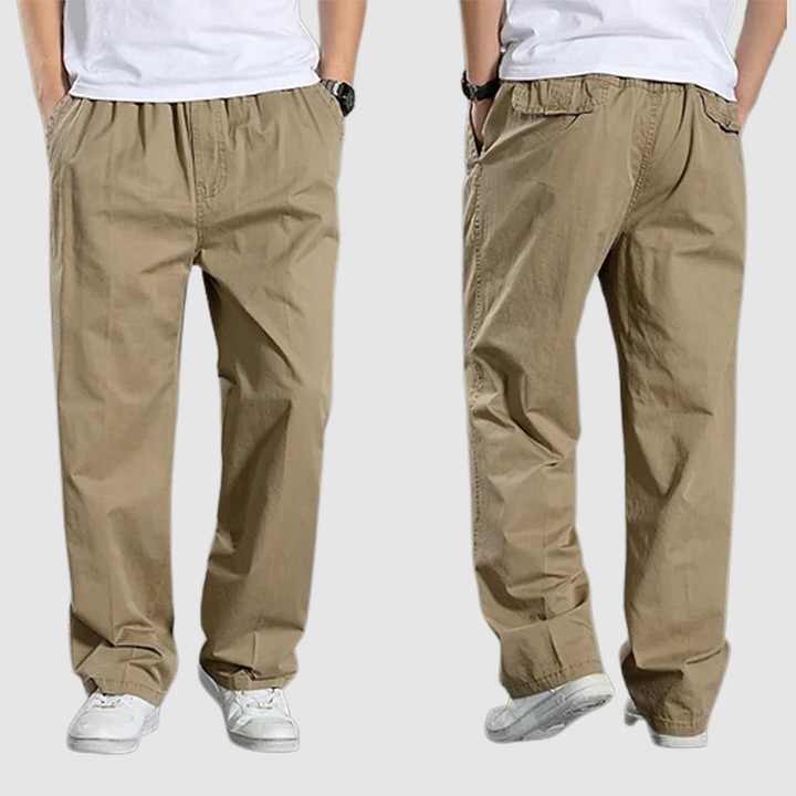 Man draagt een khaki heren cargobroek met elastische taille, staand vooraanzicht en achteraanzicht tegen een effen achtergron
