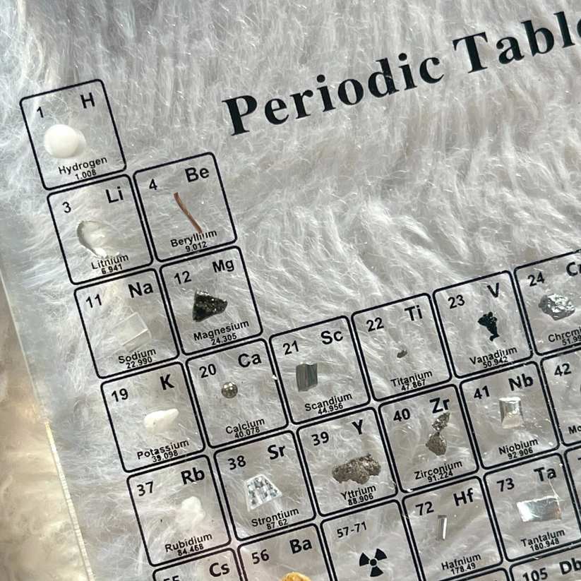 Indrukwekkende 3D periodieke tabel met echte elementen, sfeervolle LED verlichting & educatieve waarde.