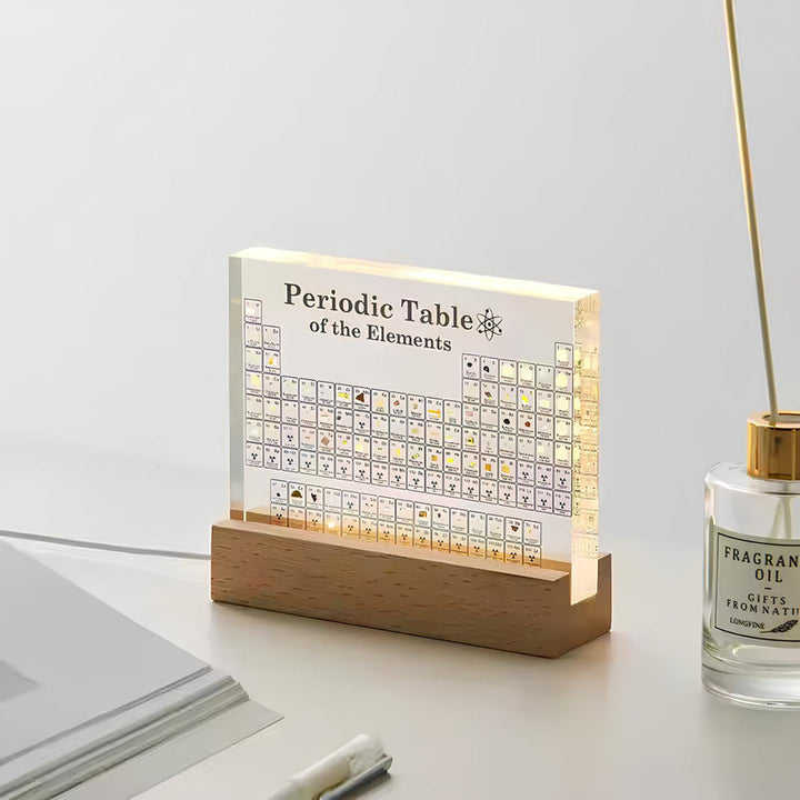 Gedetailleerde 3D periodieke tabel van acryl, toont echte elementen, verlicht met energiezuinige LED lampen.