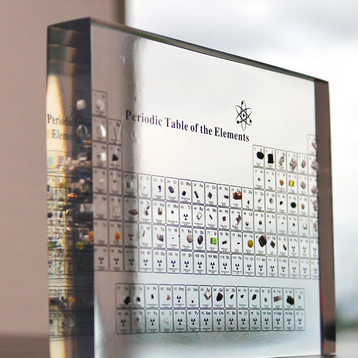 Visueel leerhulpmiddel: 3D periodieke tabel display met echte elementen & LED verlichting voor studenten.