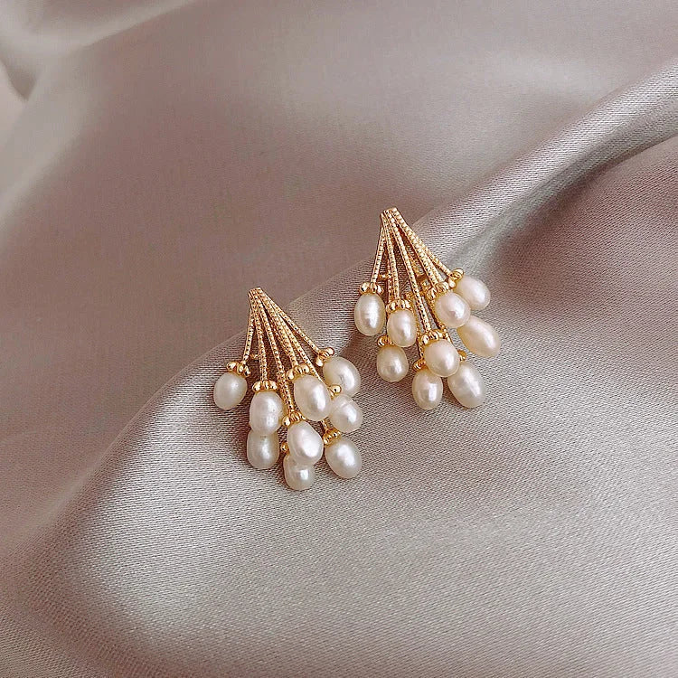 Luxe dames oorbellen: tijdloze 18K vergulde zilveren parelkwast oorbellen van Noelle, ideaal als feestelijk cadeau.