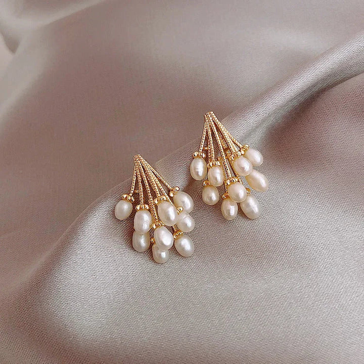 Luxe dames oorbellen: tijdloze 18K vergulde zilveren parelkwast oorbellen van Noelle, ideaal als feestelijk cadeau.