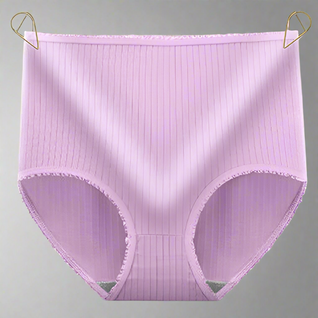 Model draagt de discrete Elina lekvrije onderbroek, perfecte pasvorm en betrouwbare onderkleding.