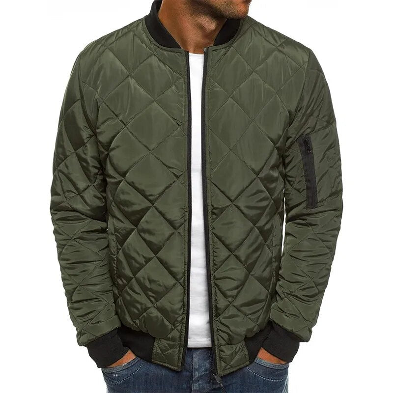 Model draagt een modern heren bomberjack, ideaal als winterjas en onderdeel van herenkleding.