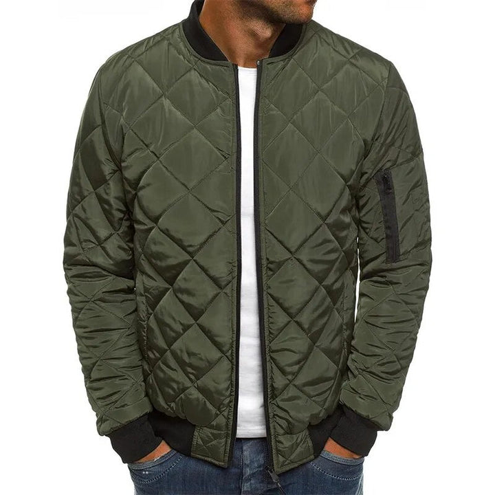 Model draagt een modern heren bomberjack, ideaal als winterjas en onderdeel van herenkleding.