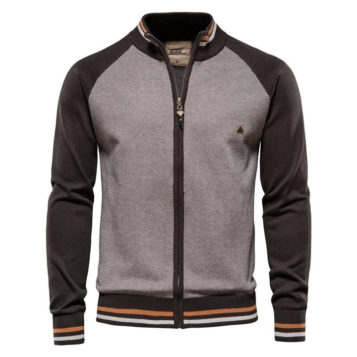 Heren wintervest in college stijl. Dit comfortabele vest is perfect voor streetwear en casual looks.