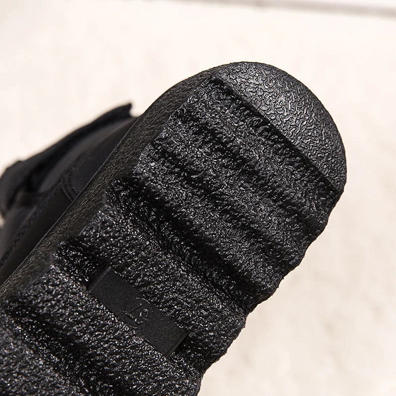Functionele winterschoenen met een robuust design, ideaal voor outdoor activiteiten in de sneeuw en kou.