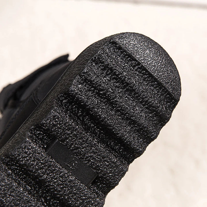 Functionele winterschoenen met een robuust design, ideaal voor outdoor activiteiten in de sneeuw en kou.