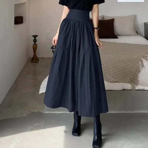 Zwarte dames lange rok met hoge taille en elegante plooien, perfect voor een casual zomertruitje.