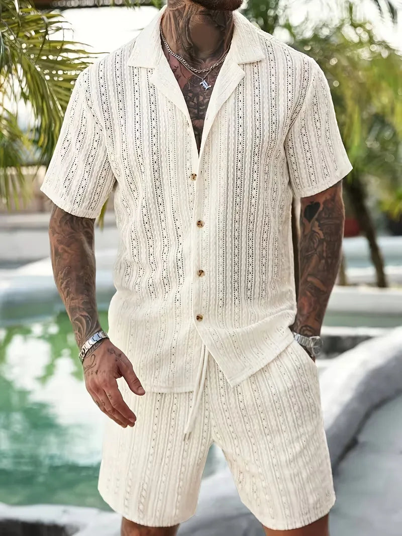 Man draagt een beige heren zomer kledingset met korte mouwen en korte broek op het strand
