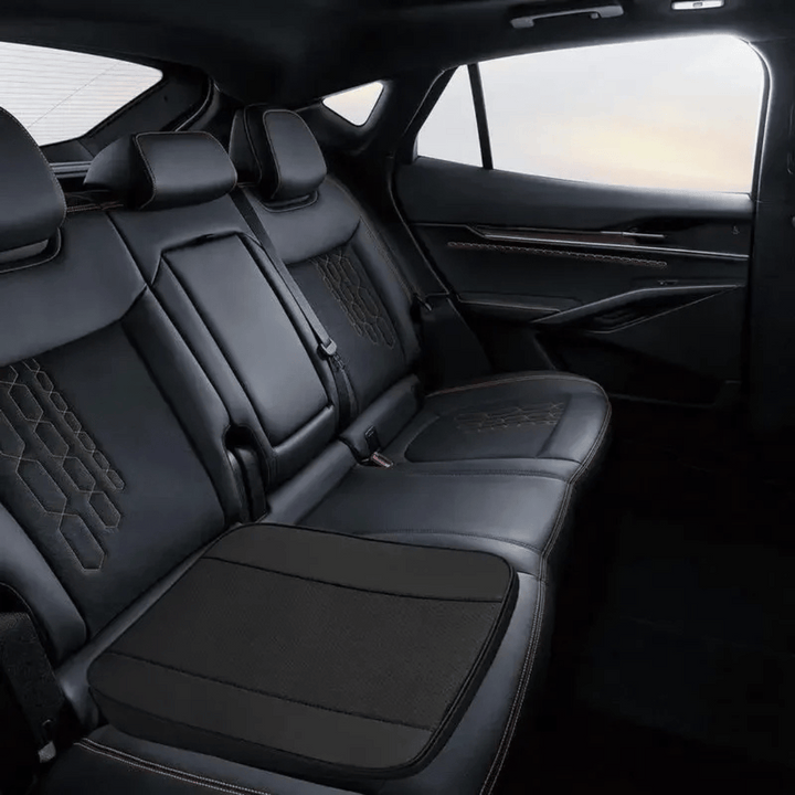 Zwart ergonomisch zitkussen geplaatst op achterbank van auto