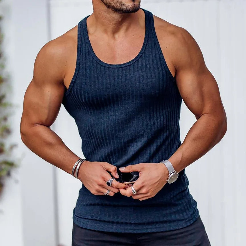 Detail van de ademende stof van deze comfortabele heren tanktop. Perfecte zomerkleding.