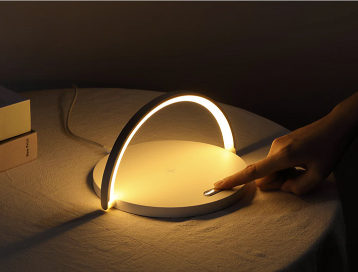Minimalistische LED lamp met draadloze oplaadfunctie en nachtlamp modus. Geschikt voor elk design.