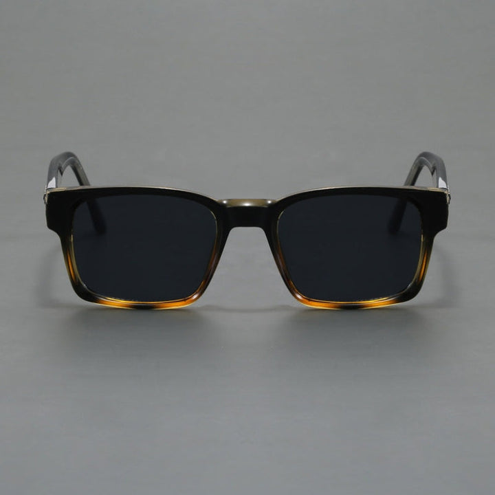 Robuuste heren zonnebril met vierkante, duurzame frames en hoogwaardige glazen.