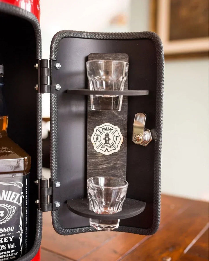 Decoratieve brandblusser die functioneert als verstopte bar voor drankopslag, een stijlvol woonaccessoire.