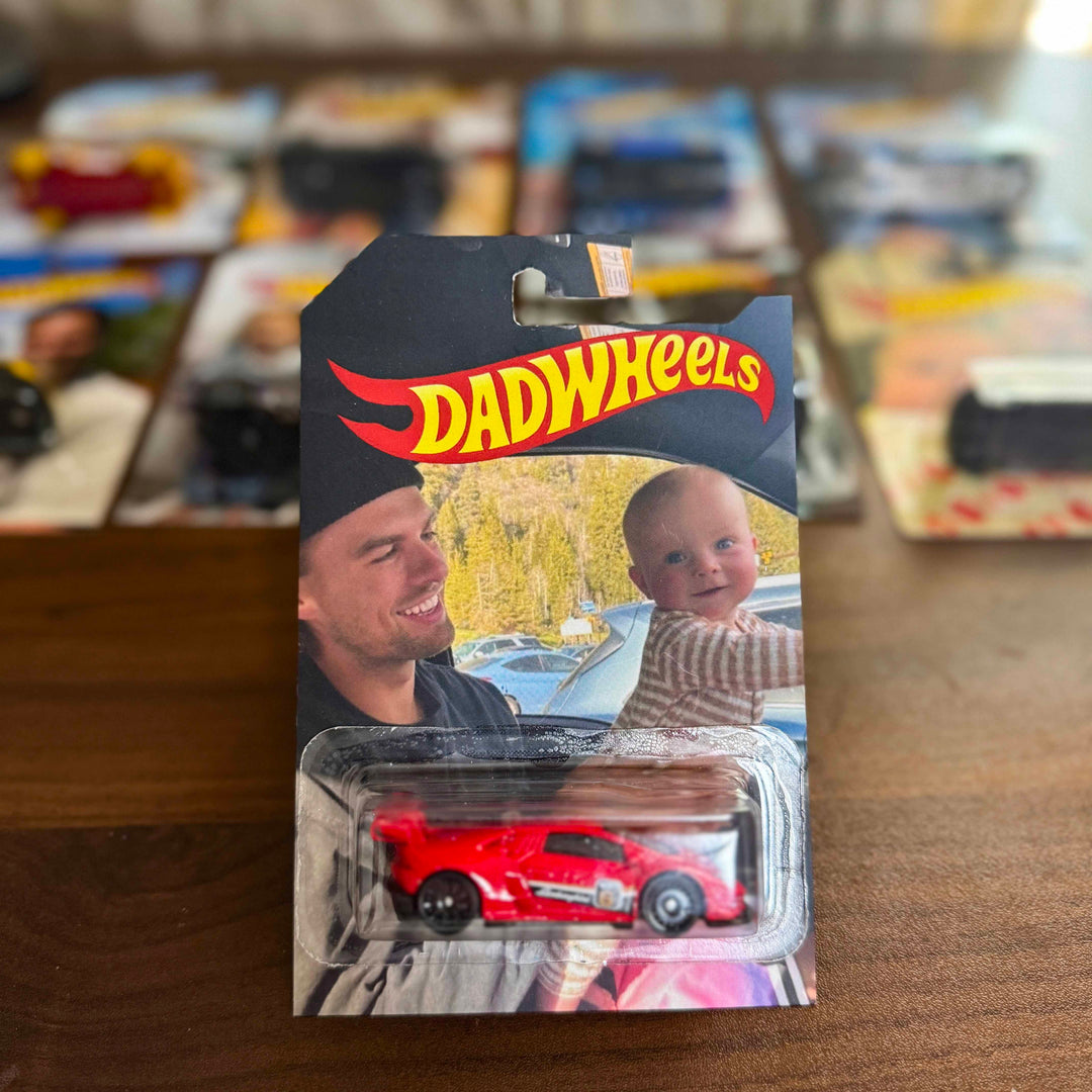 Tekst cadeau: gepersonaliseerde speelgoedauto verpakking van karton. Maak het een onvergetelijk geschenk.