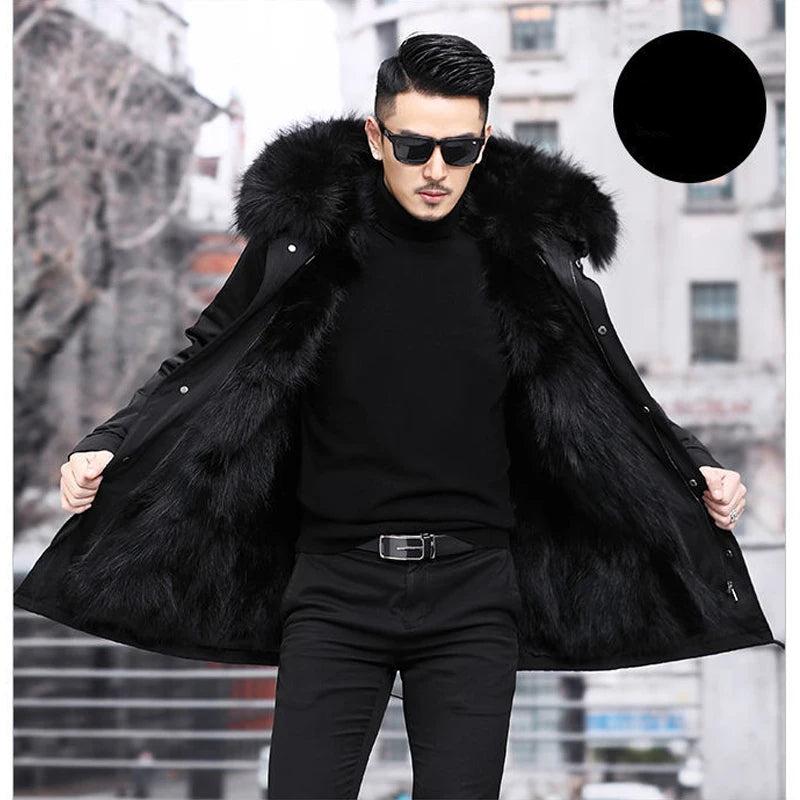 Man draagt een donkere, gevoerde heren winterparka, klaar voor de kou. Comfortabele en warme winterjas voor buiten.