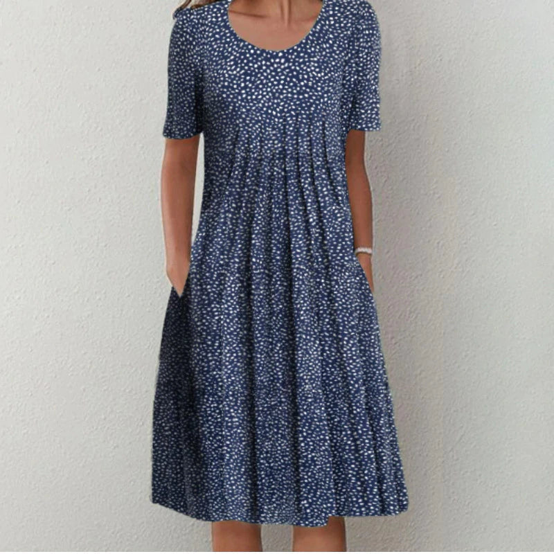 Mooie dames jurk met levendige bloemenprint en v-hals. Luchtige midi jurk met zakken, perfect voor lente en zomer.