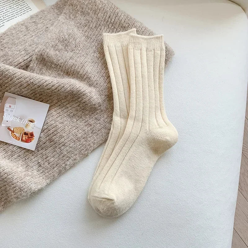 Warme en zachte dames wintersokken, ideaal voor koude winteravonden. Pure luxe.