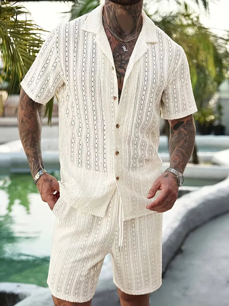 Zijaanzicht van de comfortabele beige zomerset met korte mouwen voor heren