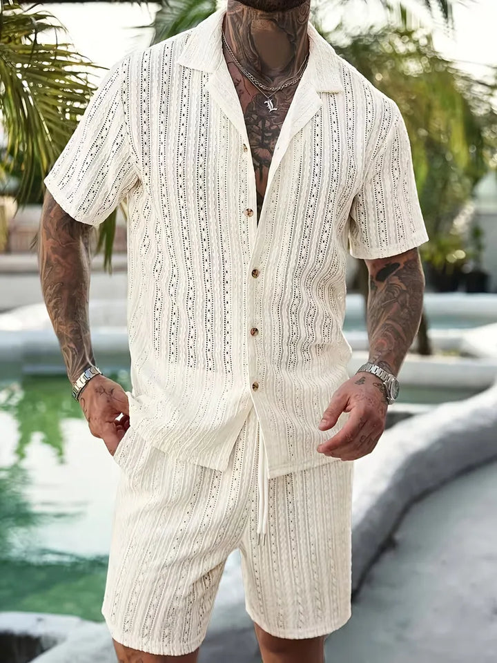 Zijaanzicht van de comfortabele beige zomerset met korte mouwen voor heren