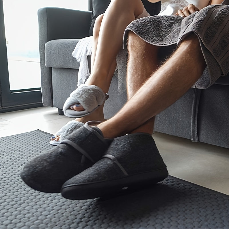 Bovenaanzicht van de comfortabele heren pantoffel in donkergrijs.