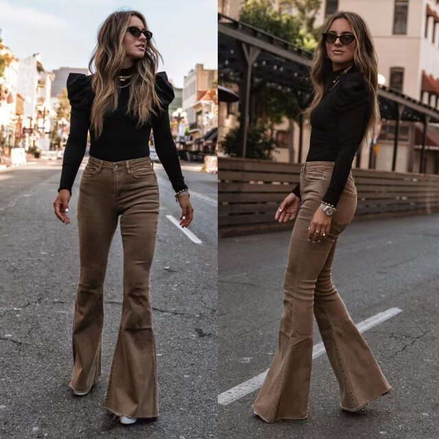 Detailopname van de zachte stof van de dames flared broek
