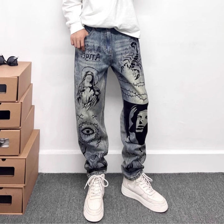 Volledig overzicht van de rechte jeans met grafische print gecombineerd met witte schoenen