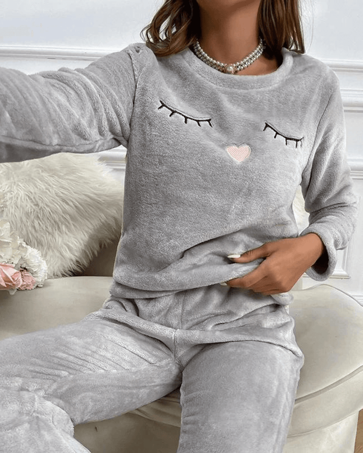 Details van de elastische tailleband en comfortabele pasvorm van de pyjama