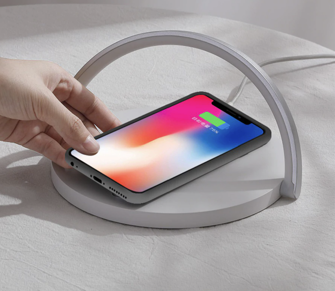 Design LED nachtlamp met sfeervolle verlichting en handige draadloze oplaadfunctie voor je telefoon.