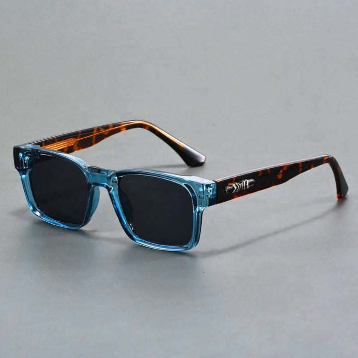 Stijlvolle heren zonnebril met vierkante frames, perfect voor elke gelegenheid.