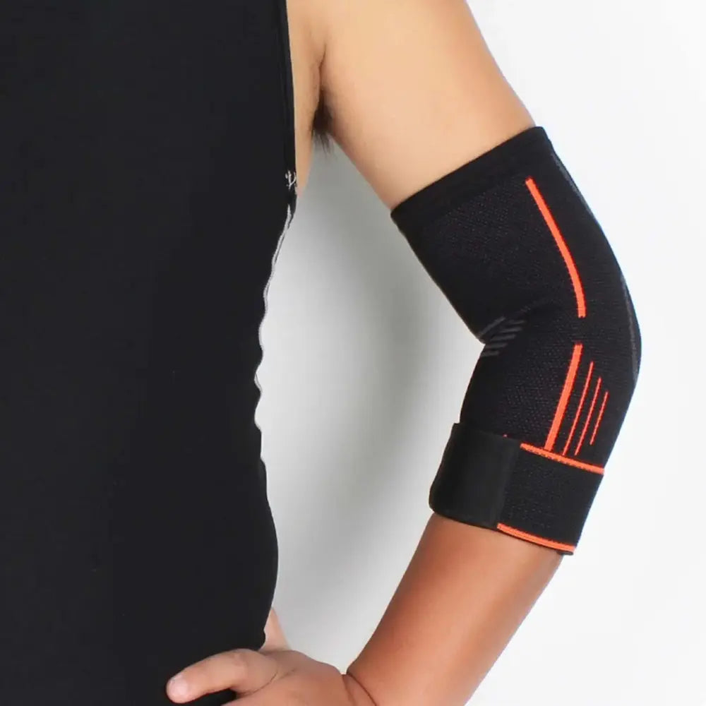 Unisex elleboogbrace met compressie op een neutrale achtergrond voor sport en herstel