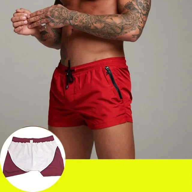 Man draagt een rode sportieve zwemshort voor de zomer