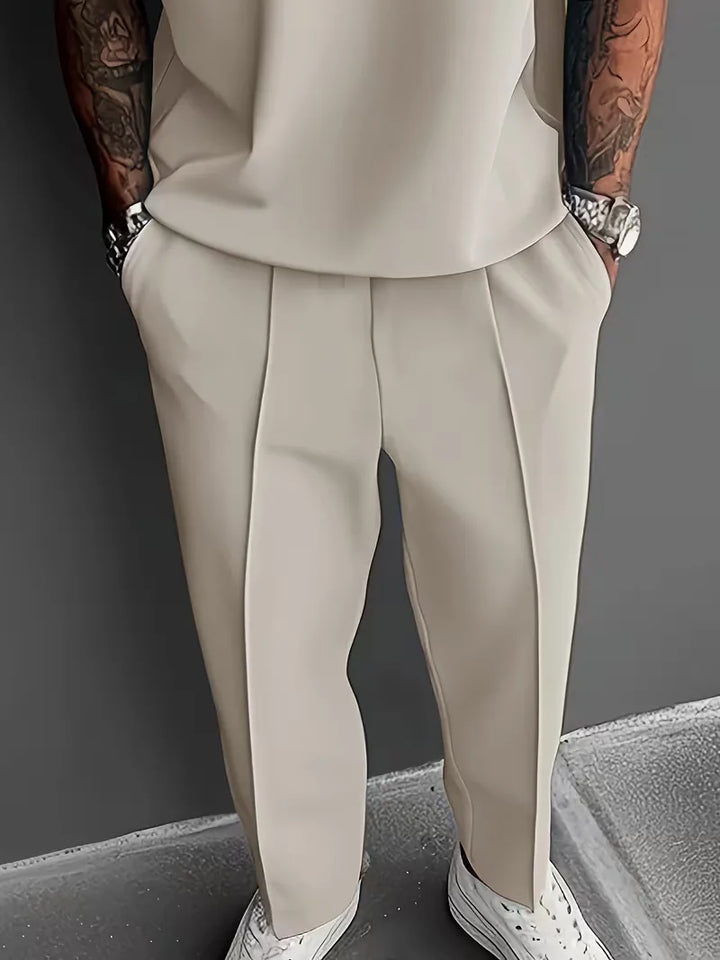 Moderne zomerse outfit voor heren met reverskraag en V-hals design