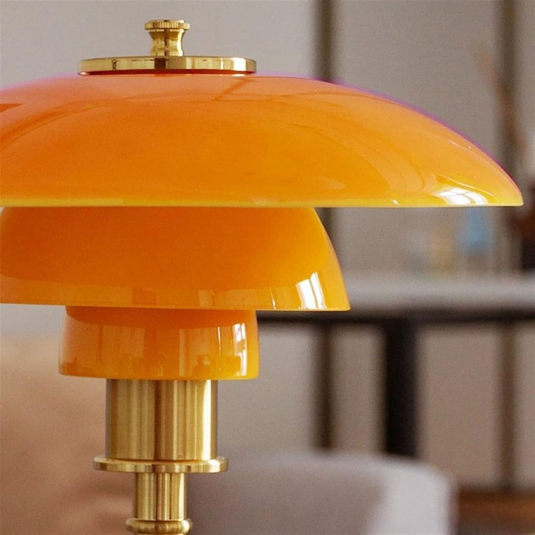 Sfeervolle glazen tafellamp met warme LED verlichting, ideaal voor een gezellige avond.