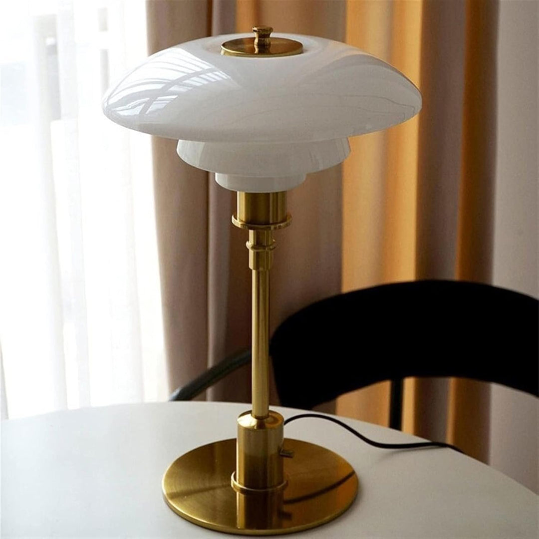 Design LED tafellamp van helder glas, modern en functioneel voor hedendaagse interieurs.