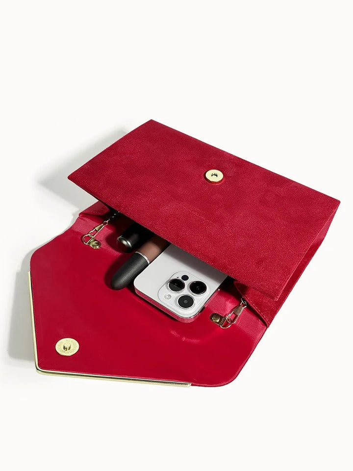 Open rode clutch met telefoon en make-up
