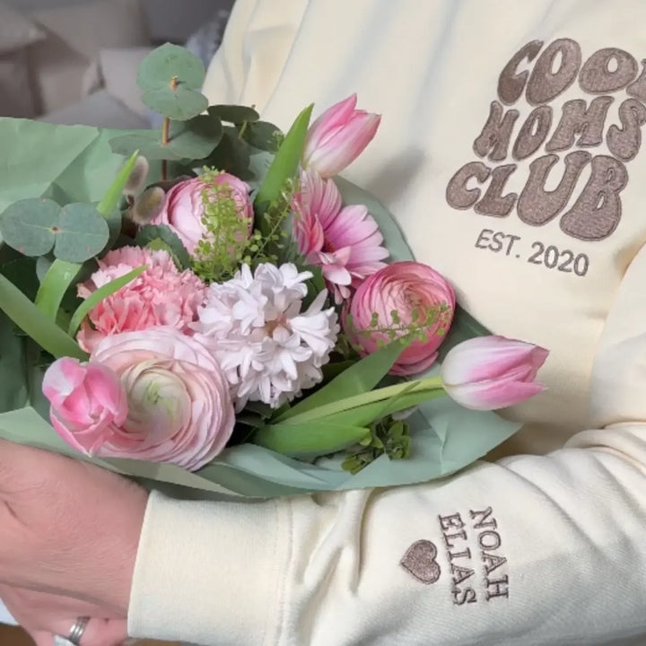 Speciaal gepersonaliseerd cadeau: comfortabele dames hoodie met geborduurde boodschap voor moeder.