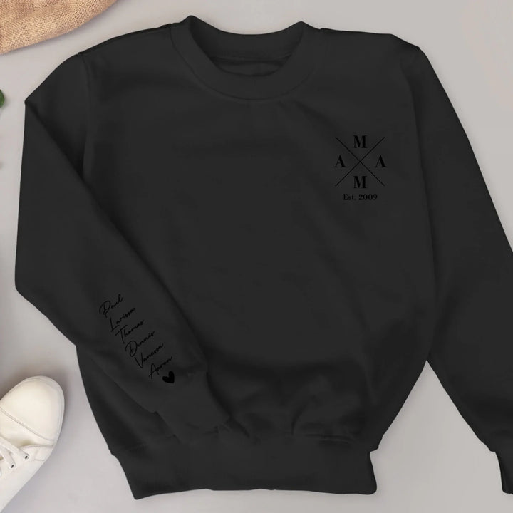 Zwarte dames sweater met gepersonaliseerde namen op de mouw als cadeau voor moederdag