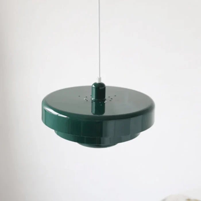 Sfeervolle retro hanglamp die een energiezuinige en warme gloed verspreidt in uw ruimte.