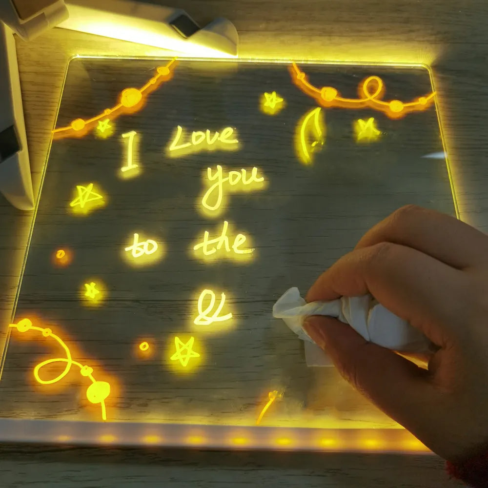 Kinderen die tekenen op het oplichtende led tekenbord in het donker