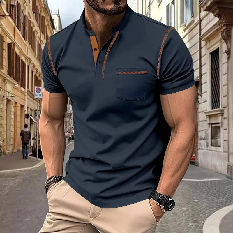 Detailopname van de kraag en knopen van een casual heren polohemd