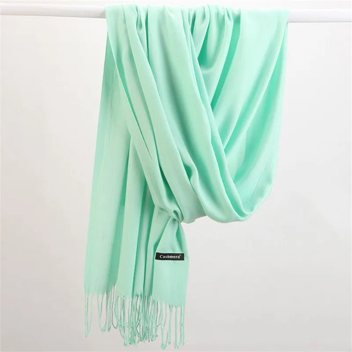 Stijlvolle dames sjaal in trendy kleur voor een warme winterlook