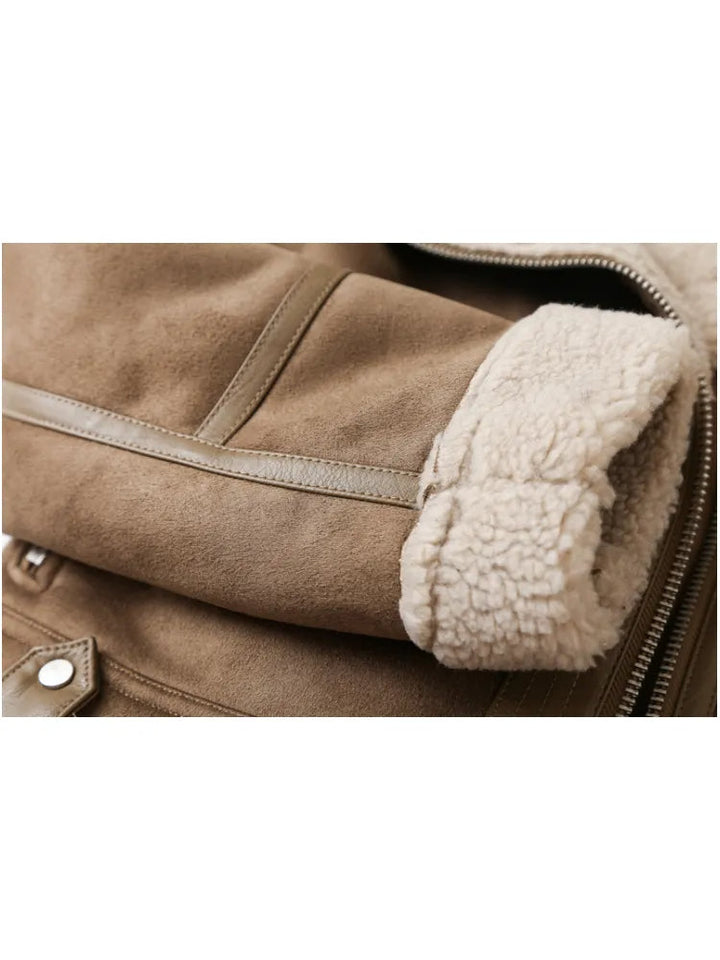 Detailopname van de kraag op een stijlvolle dames winterjas