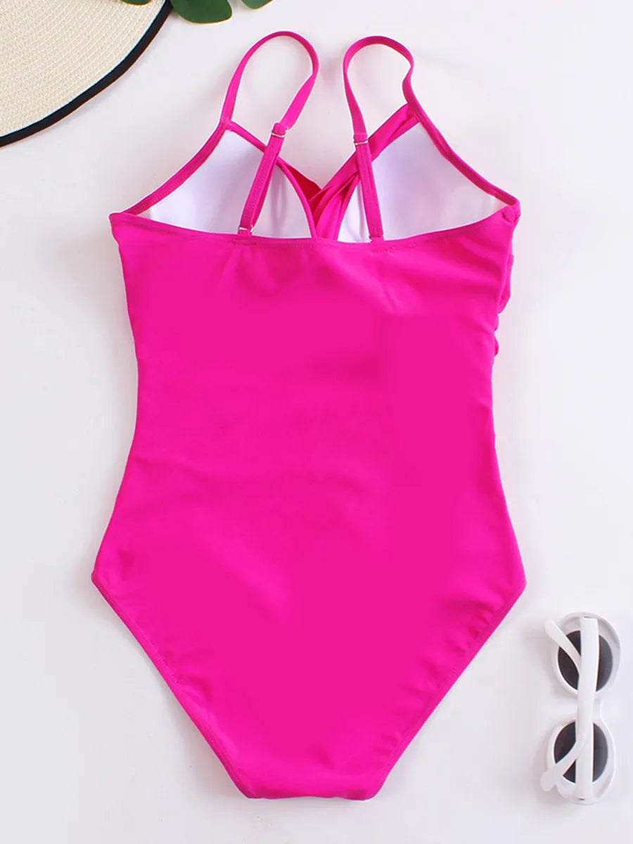 Vooraanzicht van een trendy effen plus-size badpak voor dames. Comfortabele zwemmode, grote maten.
